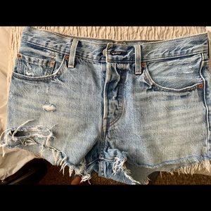 Women’s Levi 501 cut off jean shorts